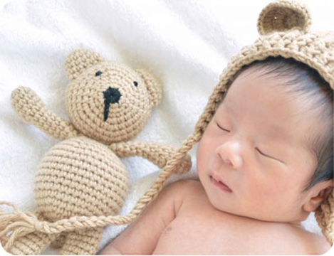 赤ちゃんとぬいぐるみの写真
